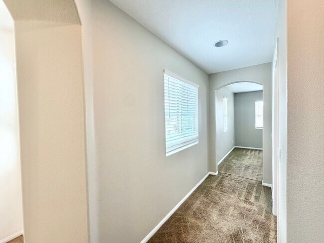 Building Photo - Charming 3 Bedroom Bel Flora Home with Private Patio & Amenities