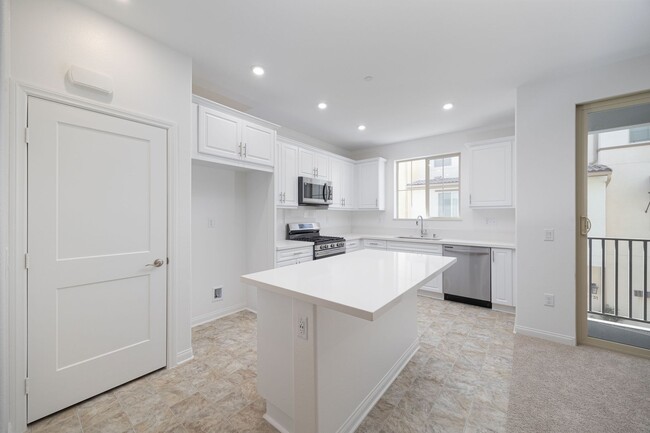 Building Photo - Brand New Never-Lived-In Home in Melrose H...