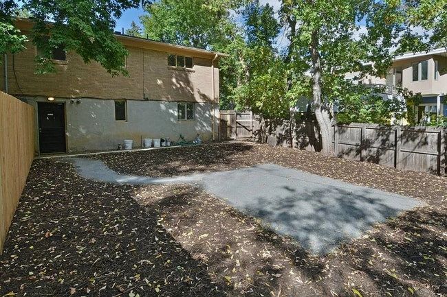 Building Photo - (2026 Pre-Leasing) Beautiful 3 Bed / 1 Bath Garden Apartment in Prime Boulder Location!
