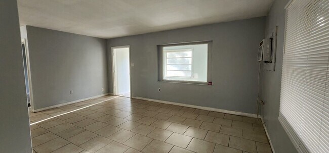 Building Photo - 2/1 St Pete Single Family Home !/ Move in before 5/1 get JUNE RENT FREE !!
