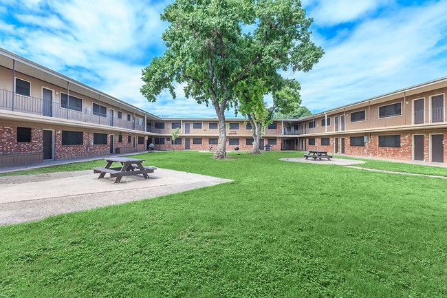 Primary Photo - Oak Tree Apartments