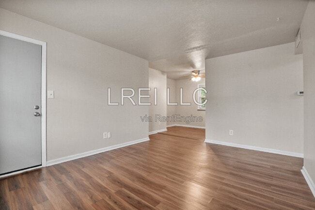 Building Photo - 5112 Valiant Dr