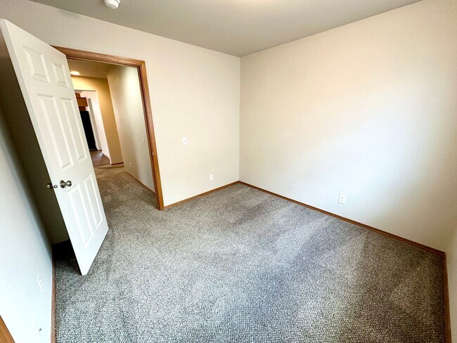 Building Photo - 4 Bed 2 Bath Home with Garage and Yard