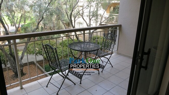 Building Photo - New Carpet, New Paint Close to the Elevator in the Keys