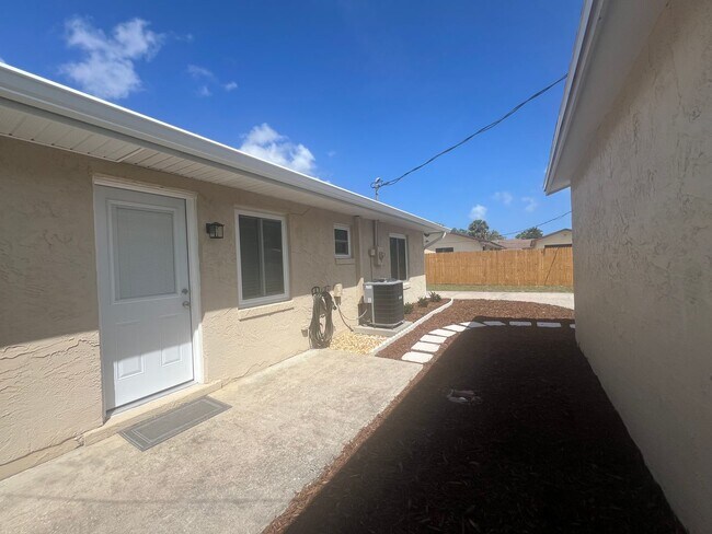 Building Photo - Fully Renovated 2 Bedroom 1.5 Bath Port Orange Home Available Now LEASING SPECIAL: HALF OFF 1 MON...