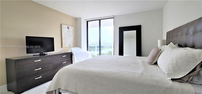 Building Photo - 3731 N Country Club Dr