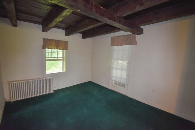 Building Photo - Large Home on Jacksonville Rd with Laundry!
