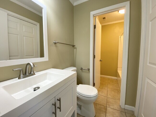 Building Photo - Two Bedroom Condo Located close to Everything Hilton Head Island has to Offer!