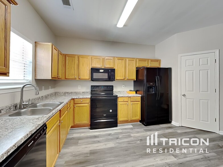 Building Photo - 606 Brookwater Dr