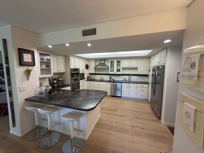 Building Photo - 3 bedroom | 2 bathroom | 4th floor condo in East Sacramento