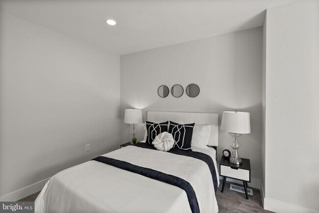 Building Photo - 518 N Lakewood Ave