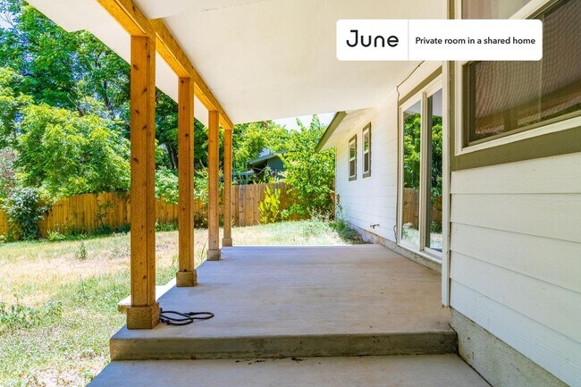 Building Photo - Private bedroom in 3 bed/2 bath Home