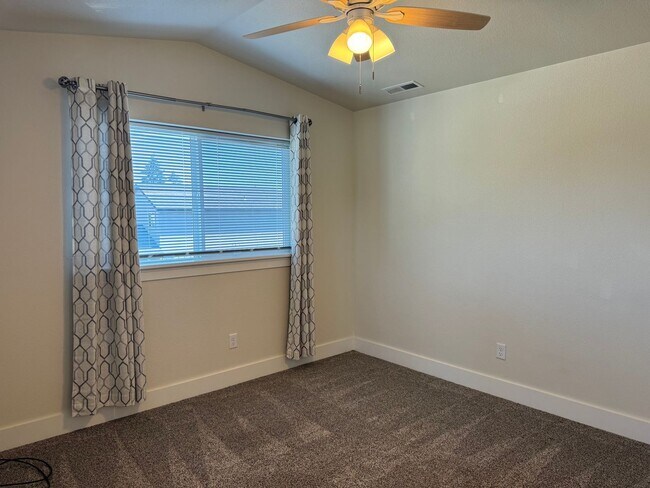 Building Photo - Newer 3 bedroom, 2.5 bath duplex in desirable neighborhood!