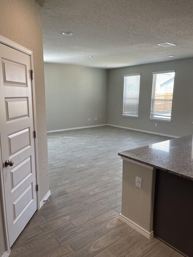 Building Photo - 2532 Ayers Dr