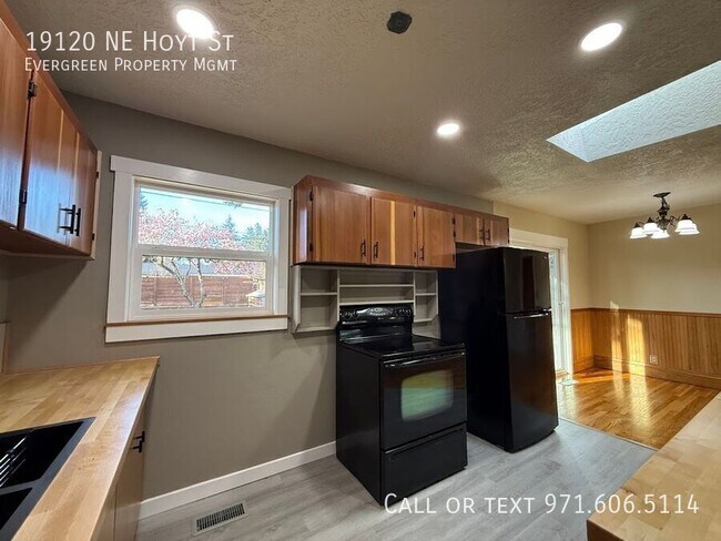 Building Photo - 19120 NE Hoyt St