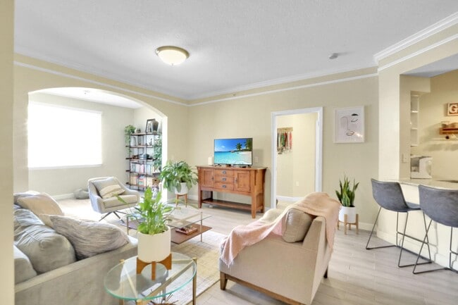 Building Photo - 2111 Myrtlewood Cir E