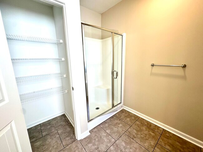 Building Photo - 822 Goodale Dr