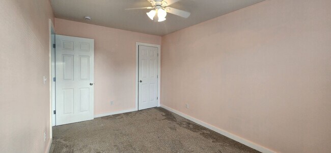 Building Photo - 5 bedroom 2.5 Bathroom single family home ...