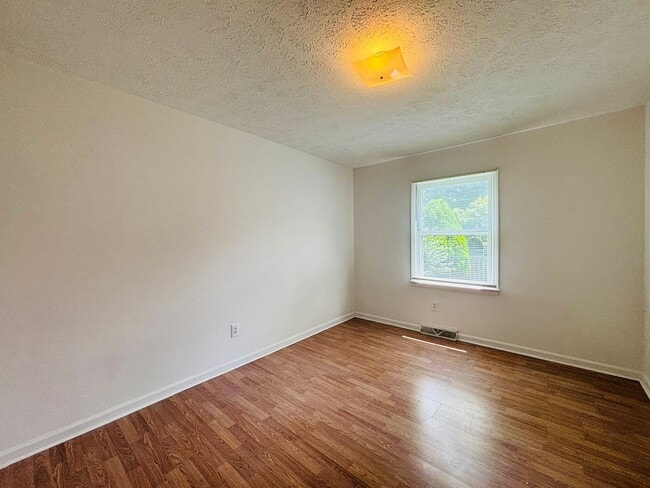 Building Photo - 306 Woodbine Dr