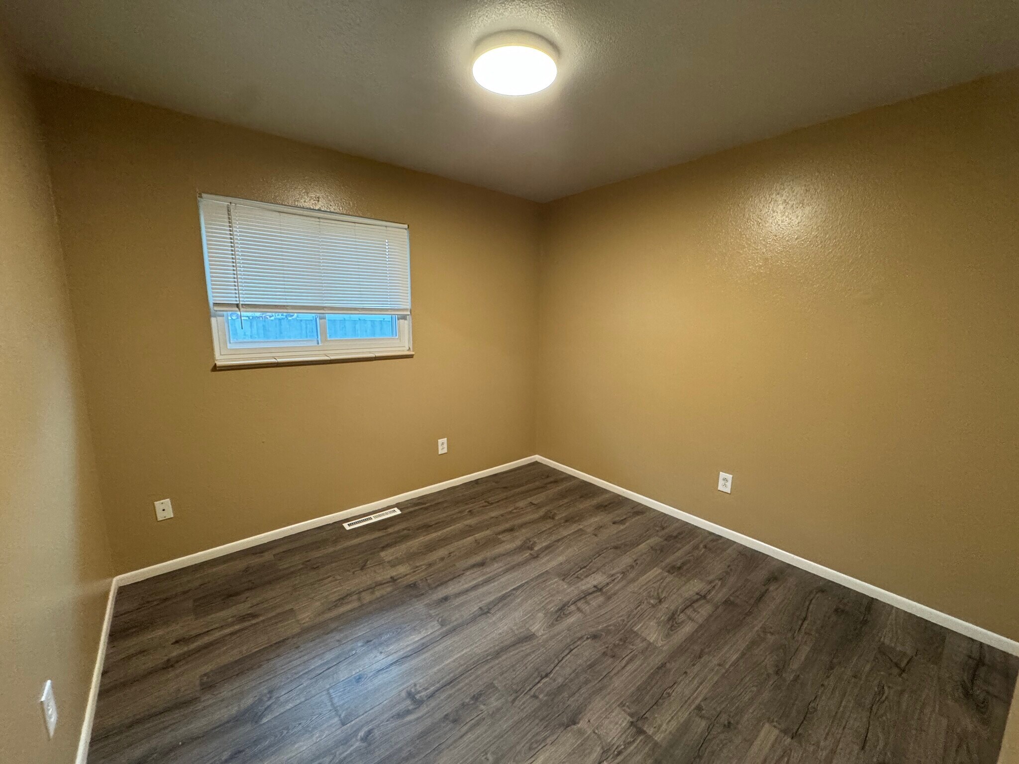 Building Photo - 946 Hutchinson Dr