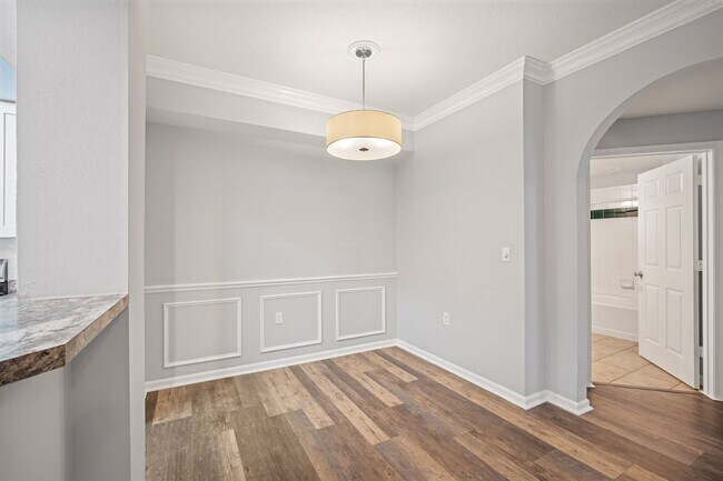 Building Photo - Renovated 2BR/2BA Condo With a Garage in I...