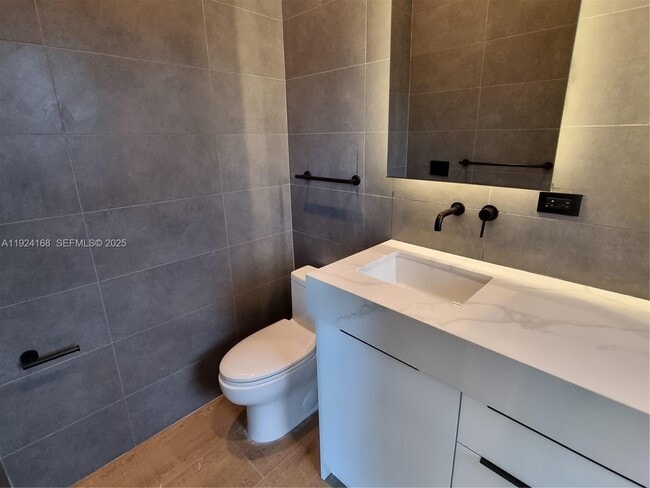 Building Photo - 810 NE 14th Pl