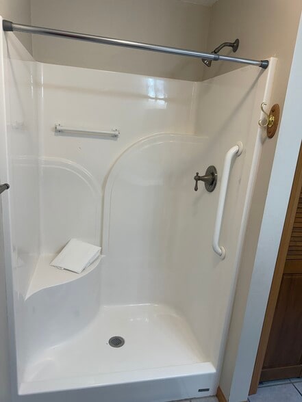 Upstairs Full Bathroom - 103 Sand Lake Ct