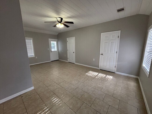 Building Photo - 3 Bedroom 2 Bath with Separate Mother in Law Suite