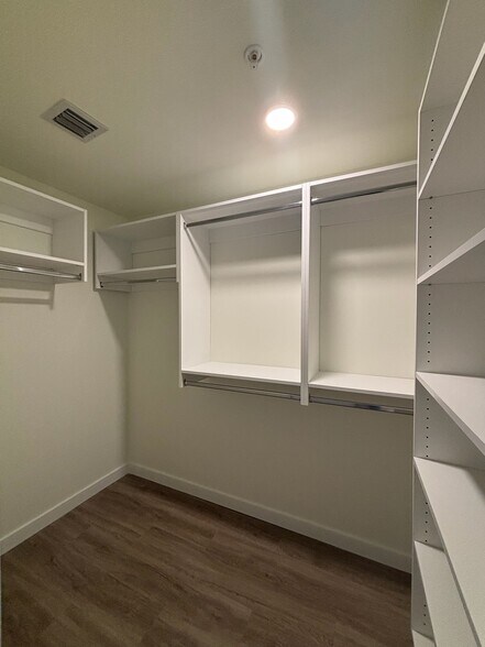 Building Photo - 221 NE 26th Ter