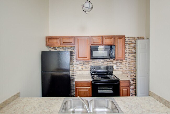 Building Photo - 2 Bedroom, 2 Bath Updated Condo, Newpointe...