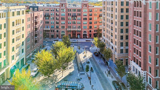 Building Photo - 3535 Chevy Chase Lake Dr