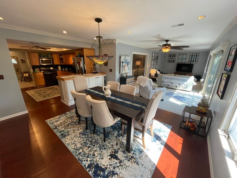 dining - 90 Bishop Sq