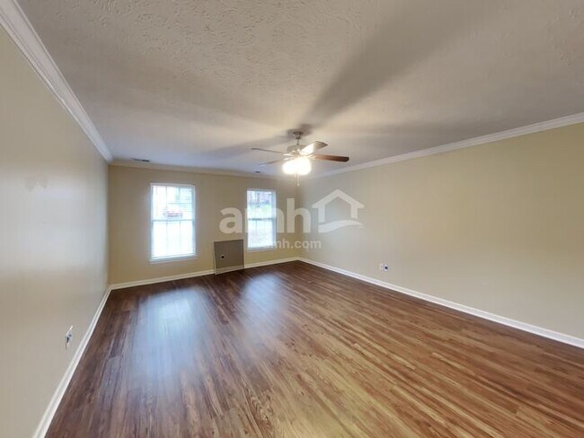 Building Photo - 7028 Oak Brook Terrace