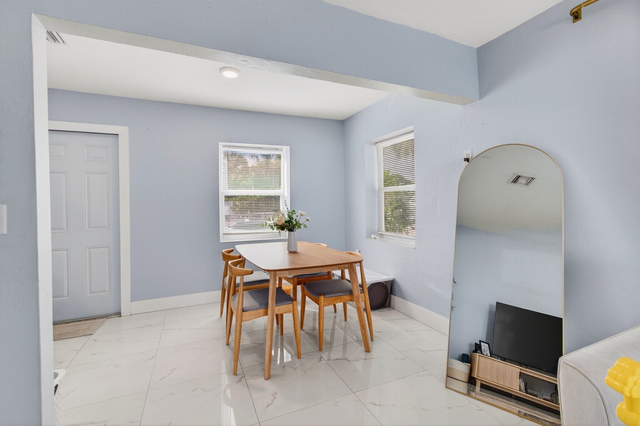 Building Photo - 614 N E St