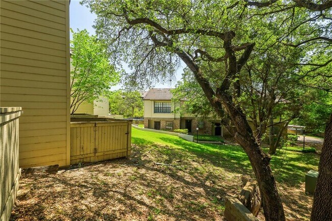 Building Photo - 1938 Holly Hill Dr