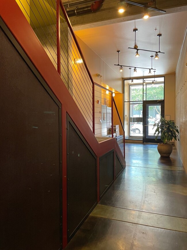 Building Photo - Cozy Urban 1BD/1BTH Condo for Lease in Belltown!