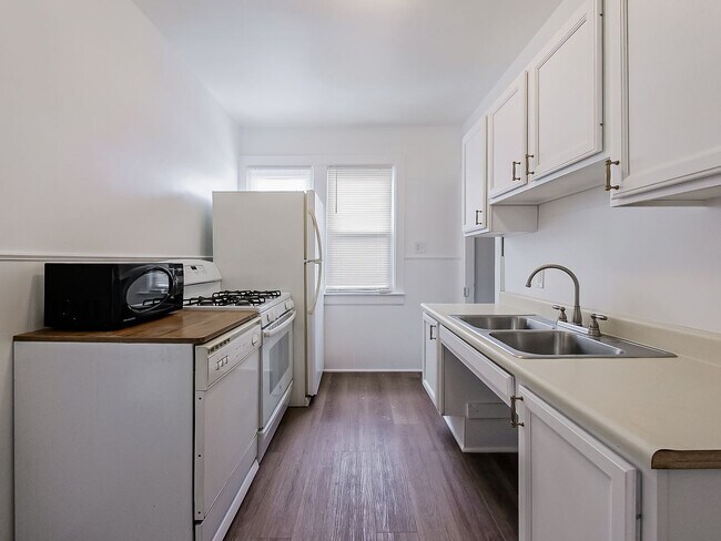 Building Photo - AVAILABLE NOW! SECTION 8 APPROVED! Charming 3-Bedroom Home in Warren!