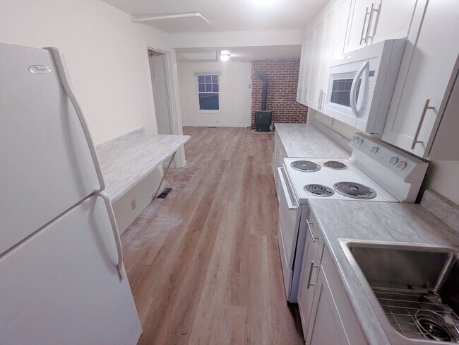 Building Photo - 3 & 4 Bedroom Units Just Steps from WWU