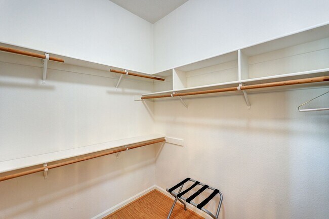Building Photo - OPEN FLOOR PLAN WITH SIDEYARD PARKING AND ...