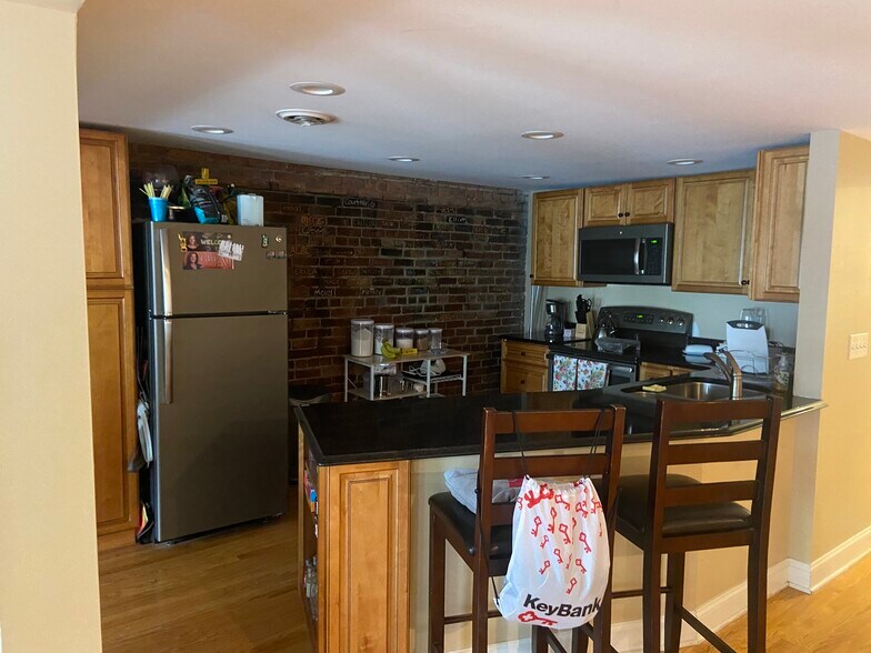 Building Photo - 28 Dove St