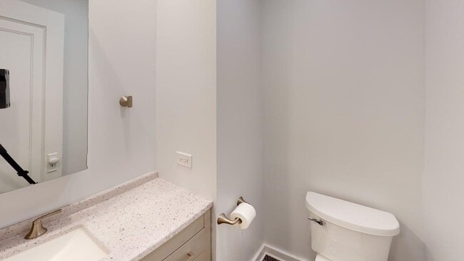 Building Photo - 2737 W Lunt Ave