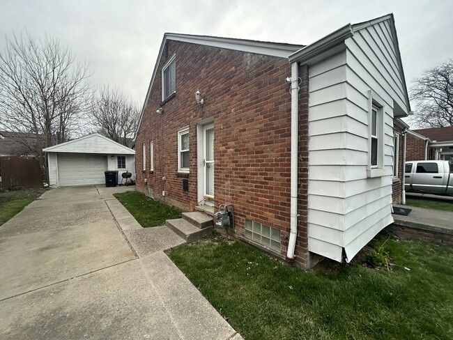 Building Photo - 5979 Lodewyck St