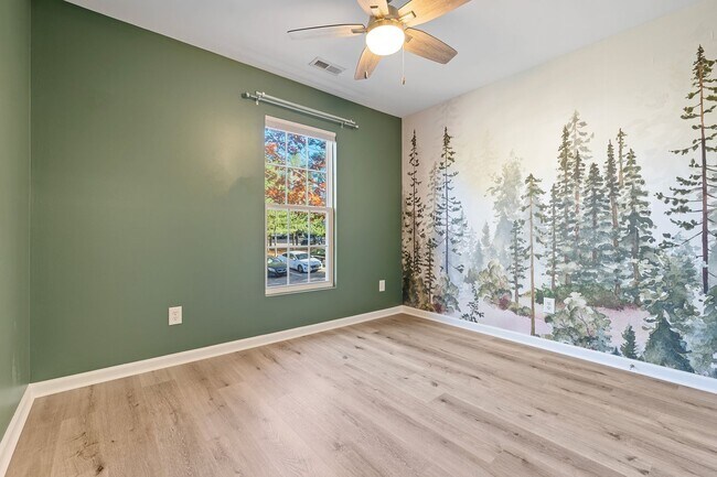 Building Photo - 3 Bedroom, 2.5 Bathroom Townhouse with Fen...