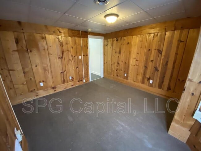 Building Photo - 233 W Jackson St