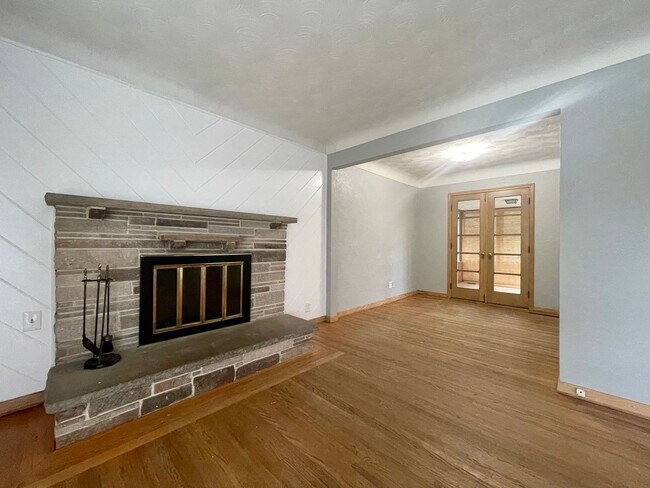 Building Photo - Amazing 3 bedroom house in Maplewood.