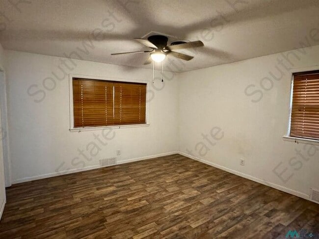 Building Photo - Beautiful 3 bedroom 2 bath brick home