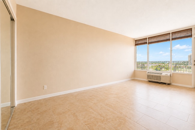 Building Photo - Cozy Studio on the Beach in Daytona Beach Shores
