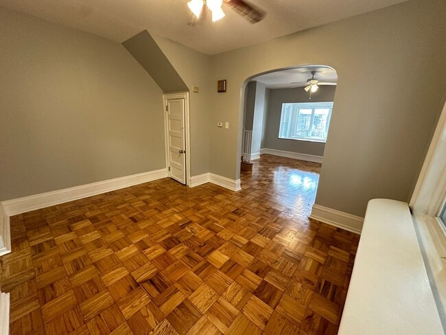 Building Photo - Experience comfort in three large, light-f...