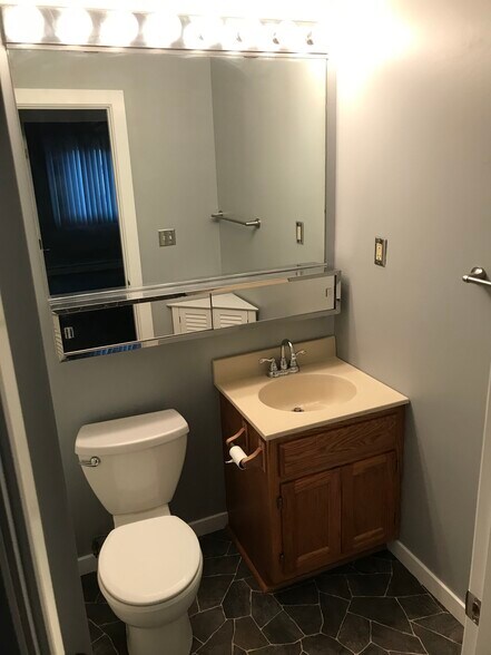 Building Photo - 125 Twin Oaks Dr