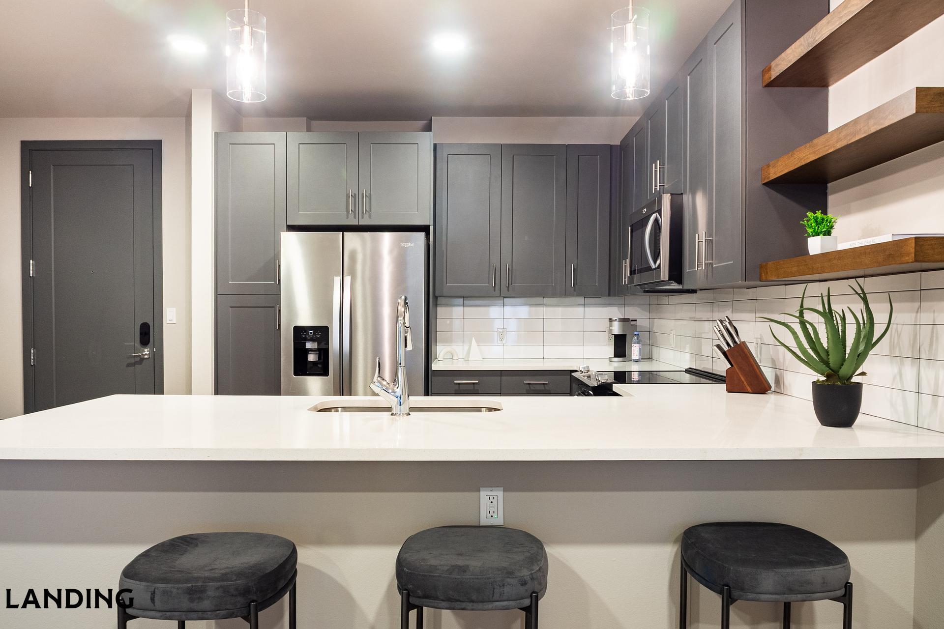 Building Photo - 415 E 2nd St S